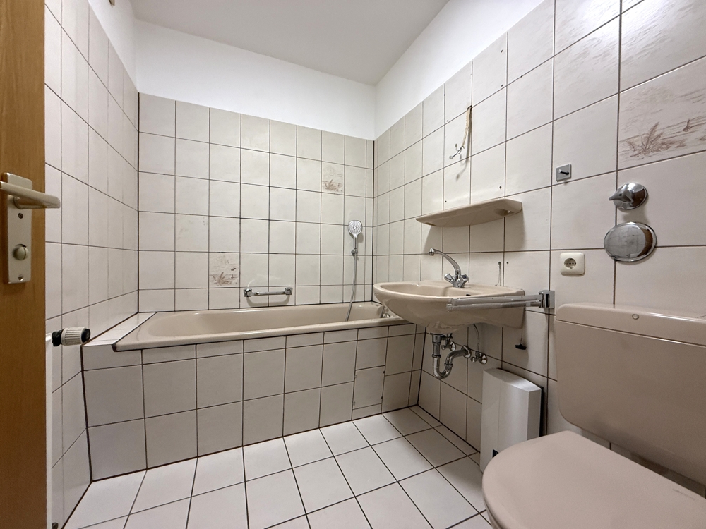 Hier wird für Sie renoviert: ca. 65 m² Wohnung mit großer Loggia, Garage & gepflegtem Wohnumfeld - Foto 2